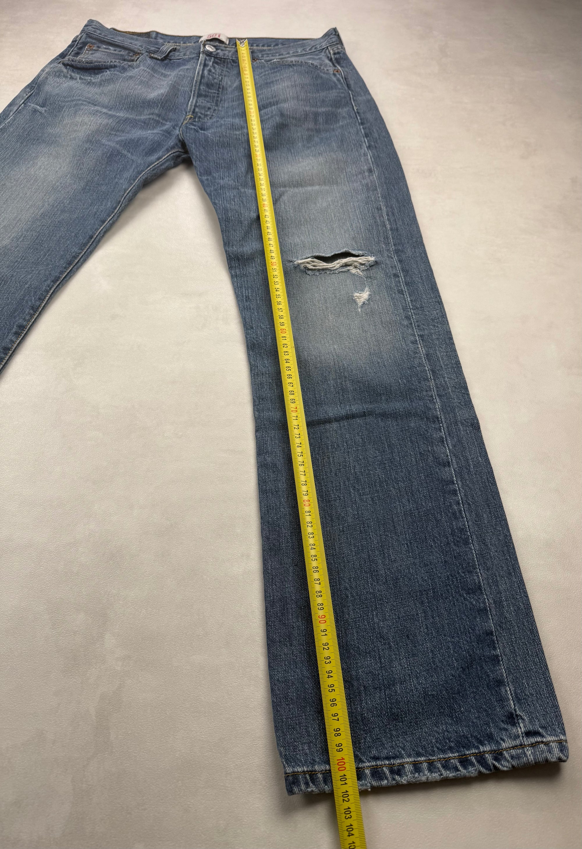 Jean Levi’s 501 coupe droite vintage troué sur l’avant - taille 42