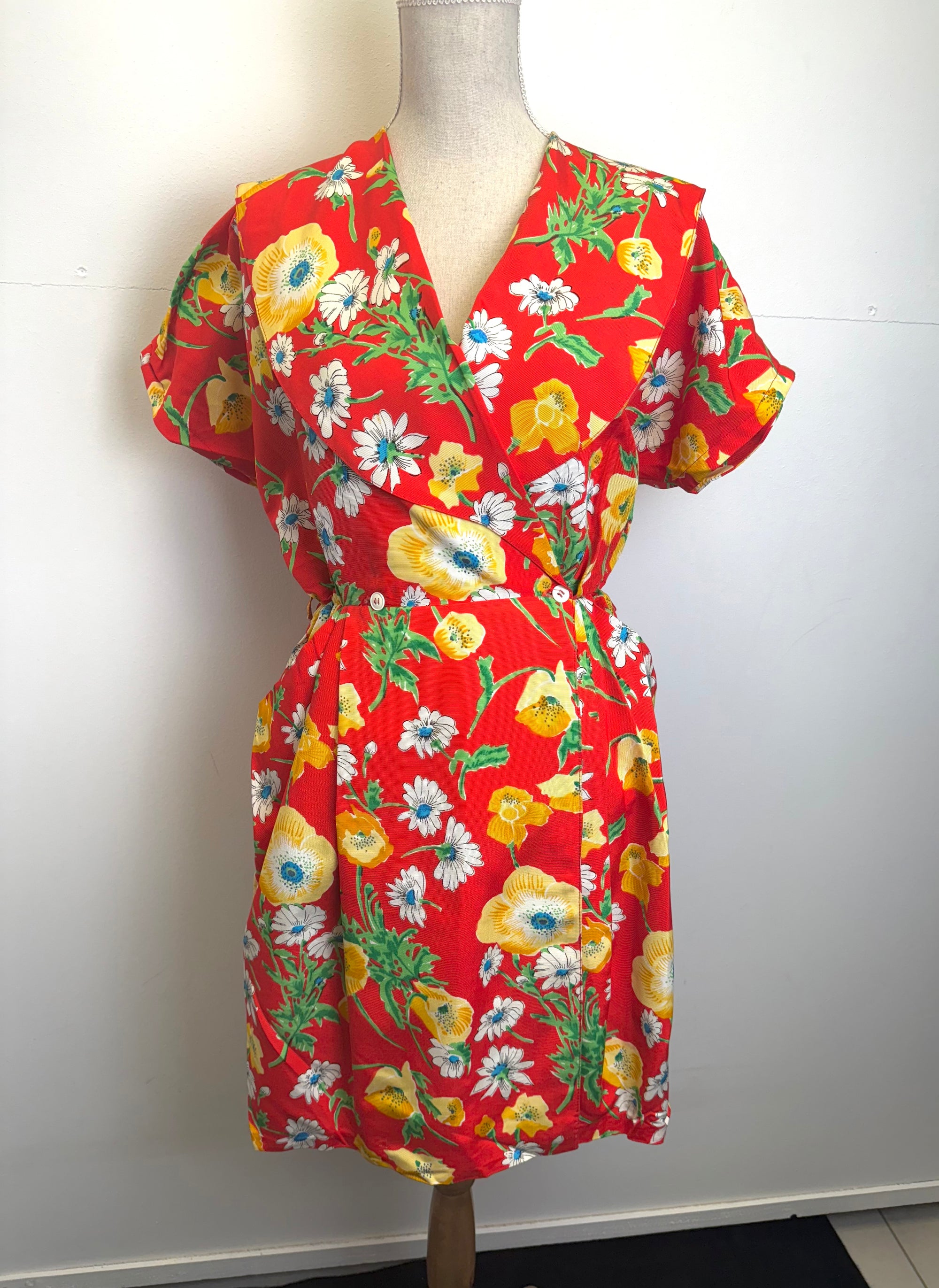 Robe portefeuille vintage à fleurs rouges - coupe flatteuse, style rétro - taille M / 38