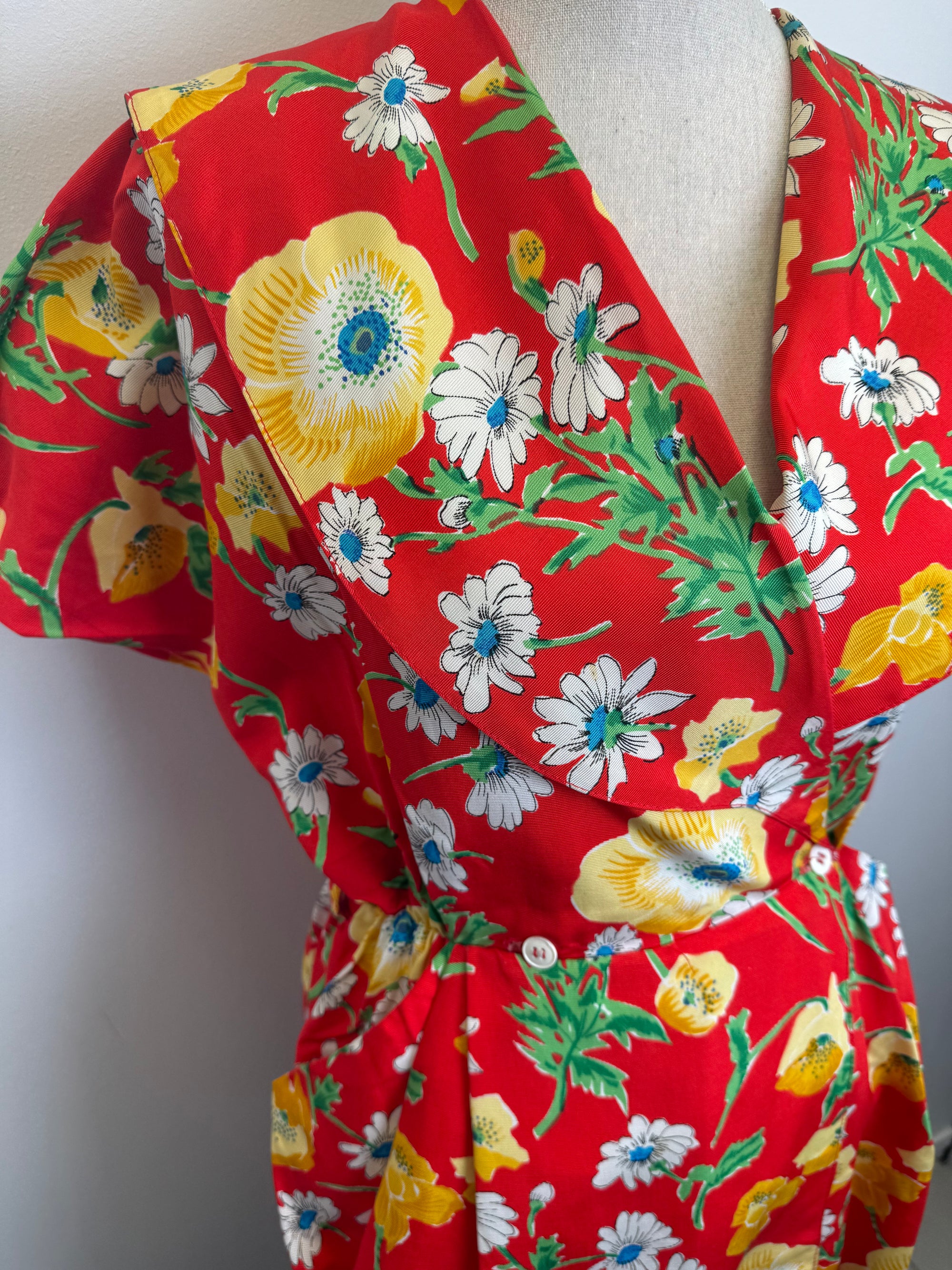 Robe portefeuille vintage à fleurs rouges - coupe flatteuse, style rétro - taille M / 38