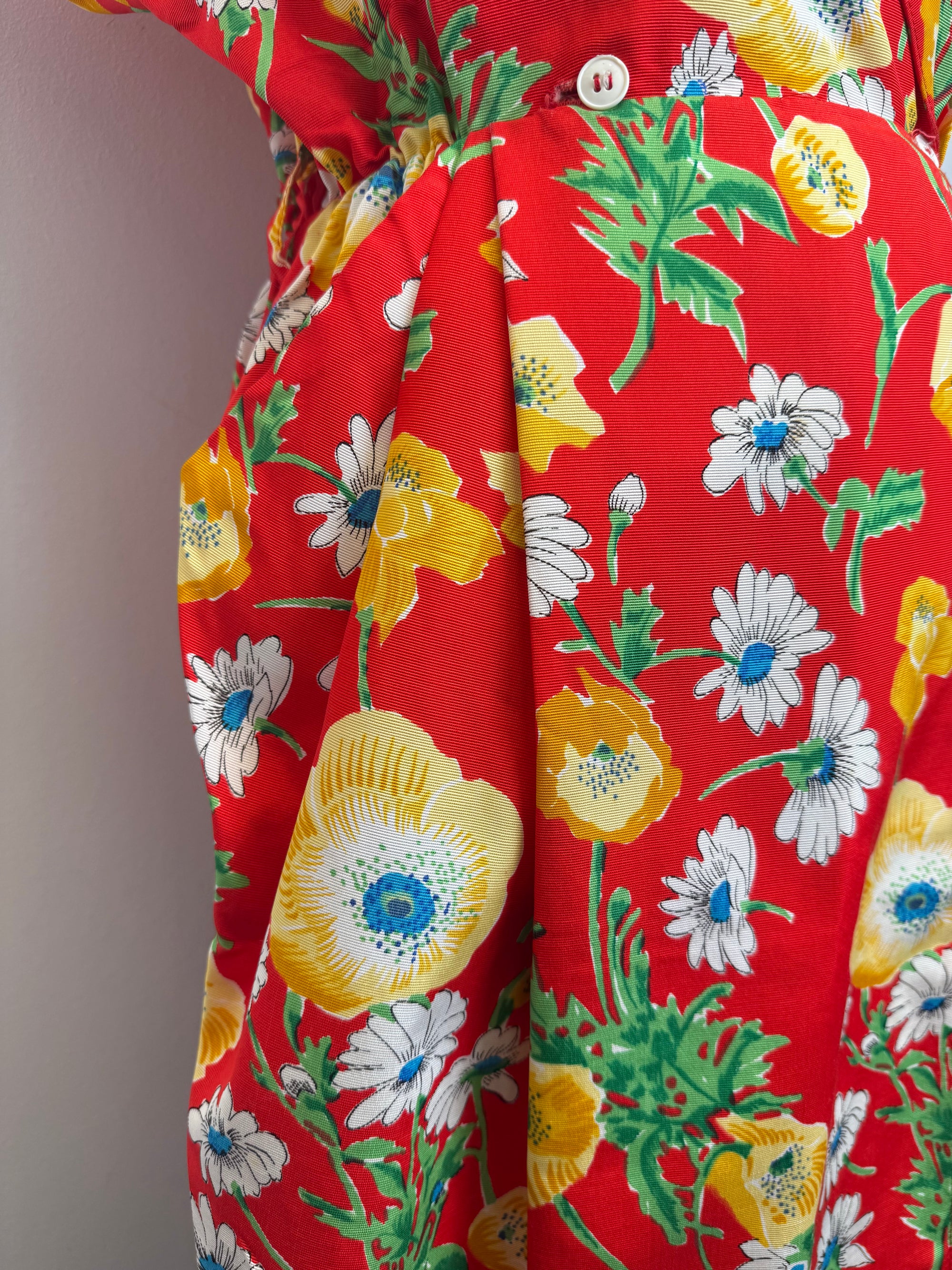Robe portefeuille vintage à fleurs rouges - coupe flatteuse, style rétro - taille M / 38