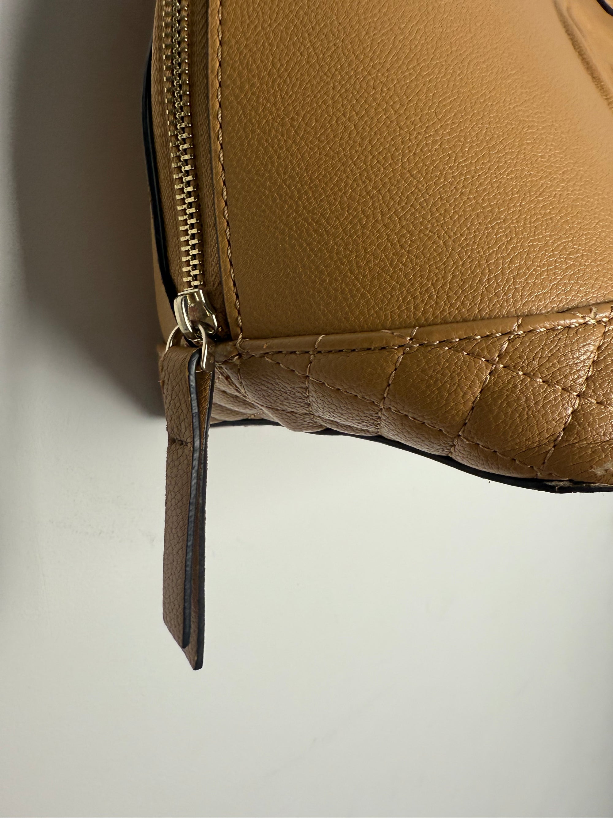 Sac à main Guess camel - Élégant et pratique