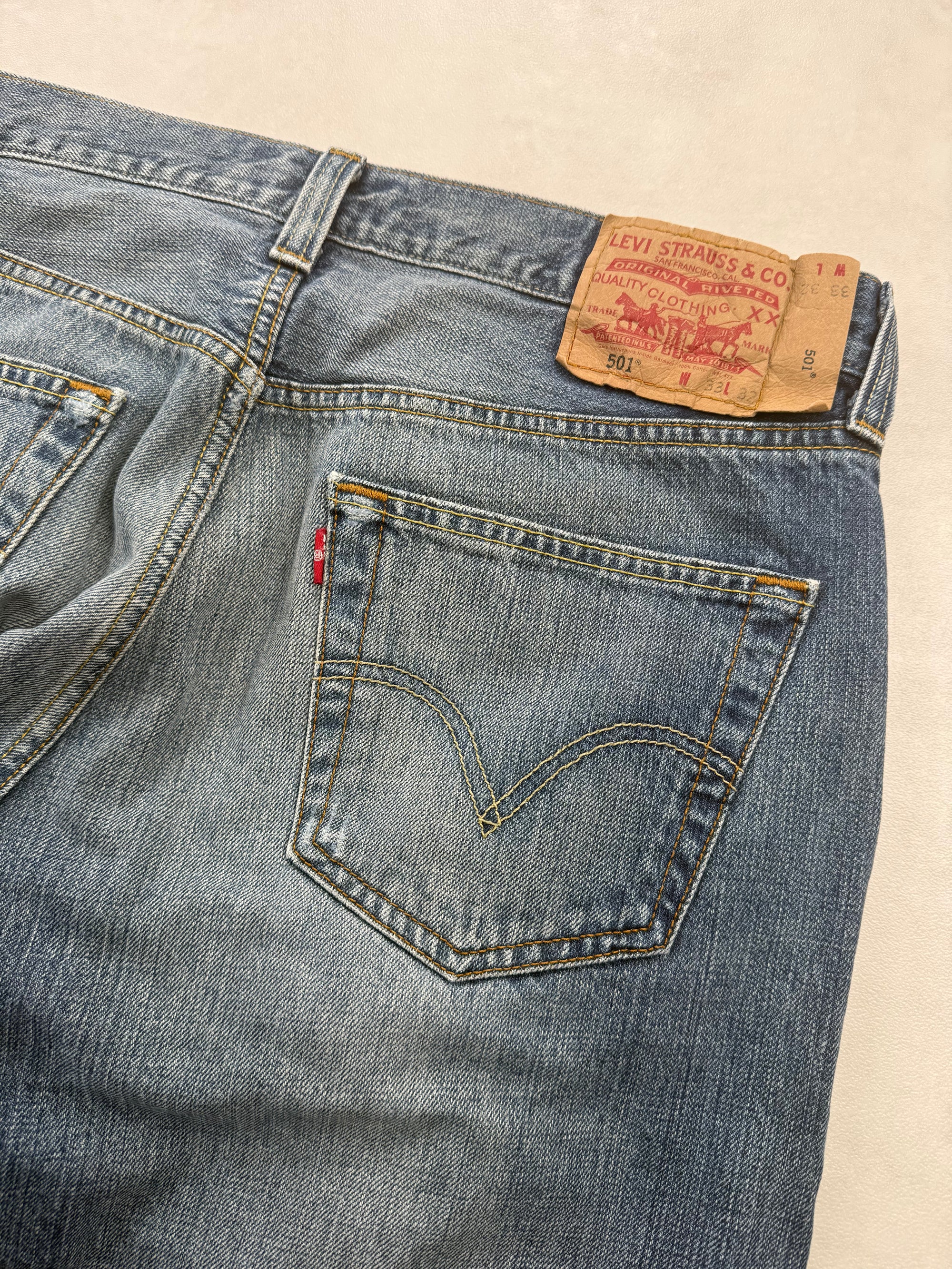 Jean Levi’s 501 coupe droite vintage troué sur l’avant - taille 42