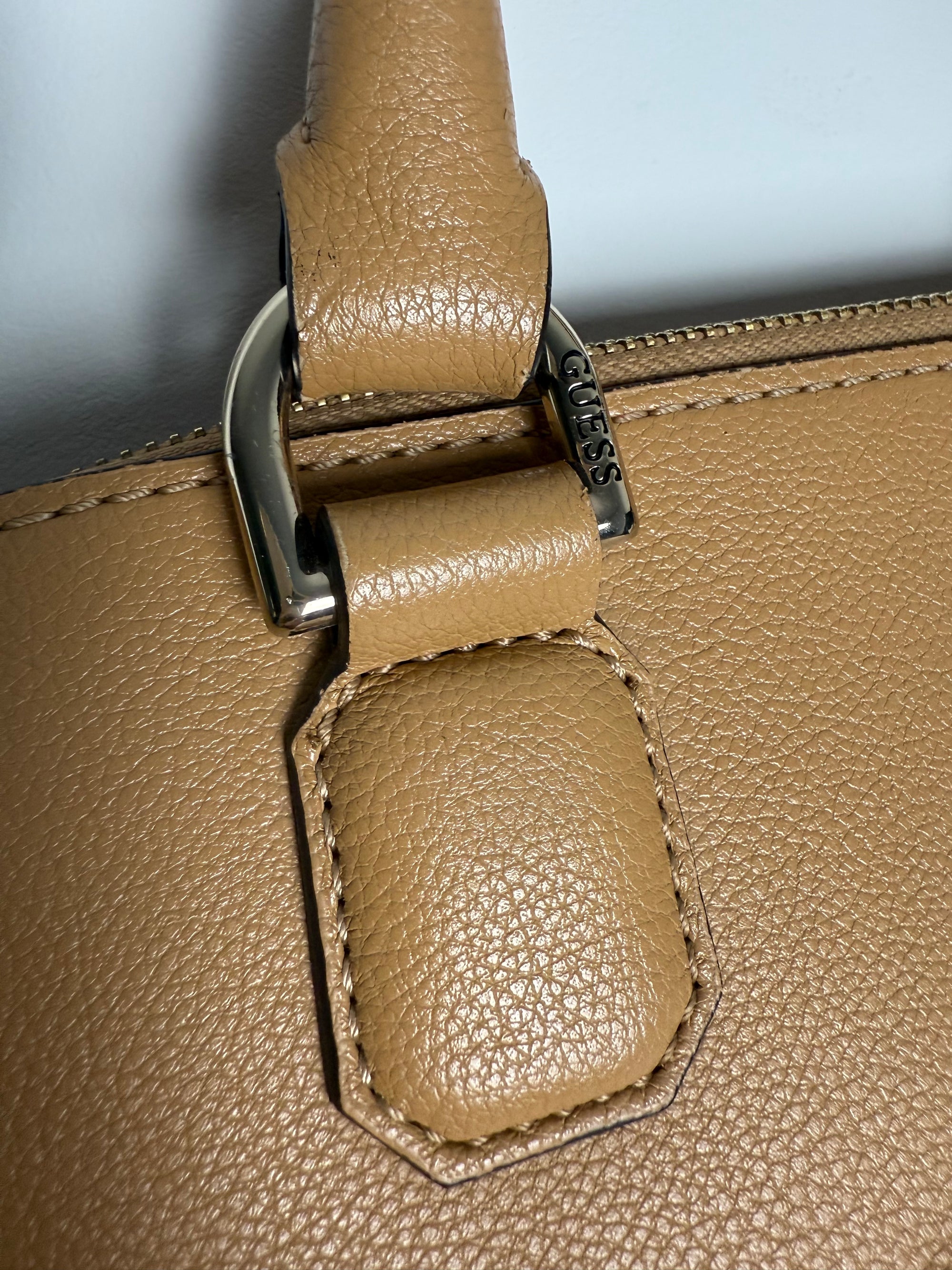 Sac à main Guess camel - Élégant et pratique