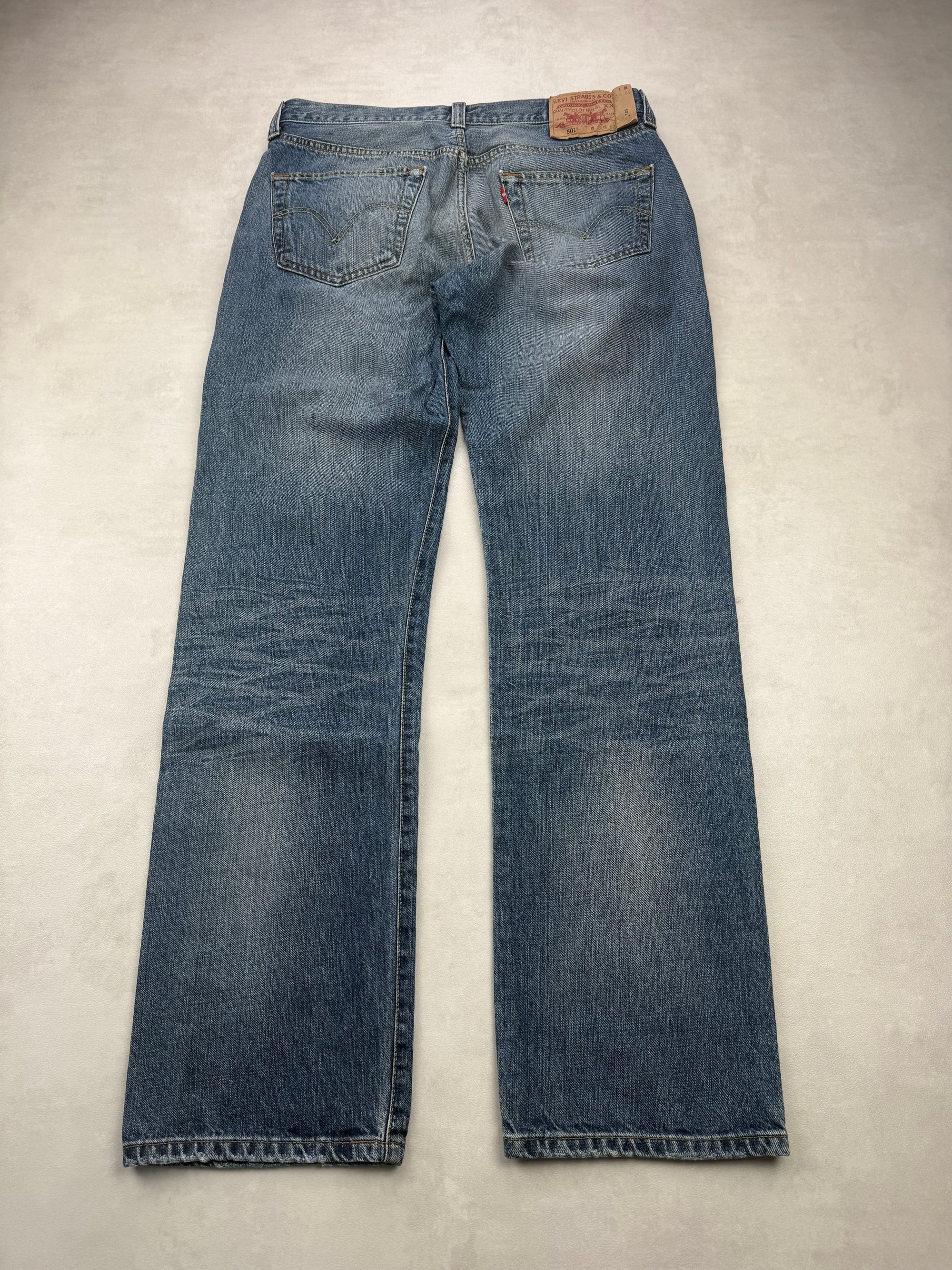 Jean Levi’s 501 coupe droite vintage troué sur l’avant - taille 42