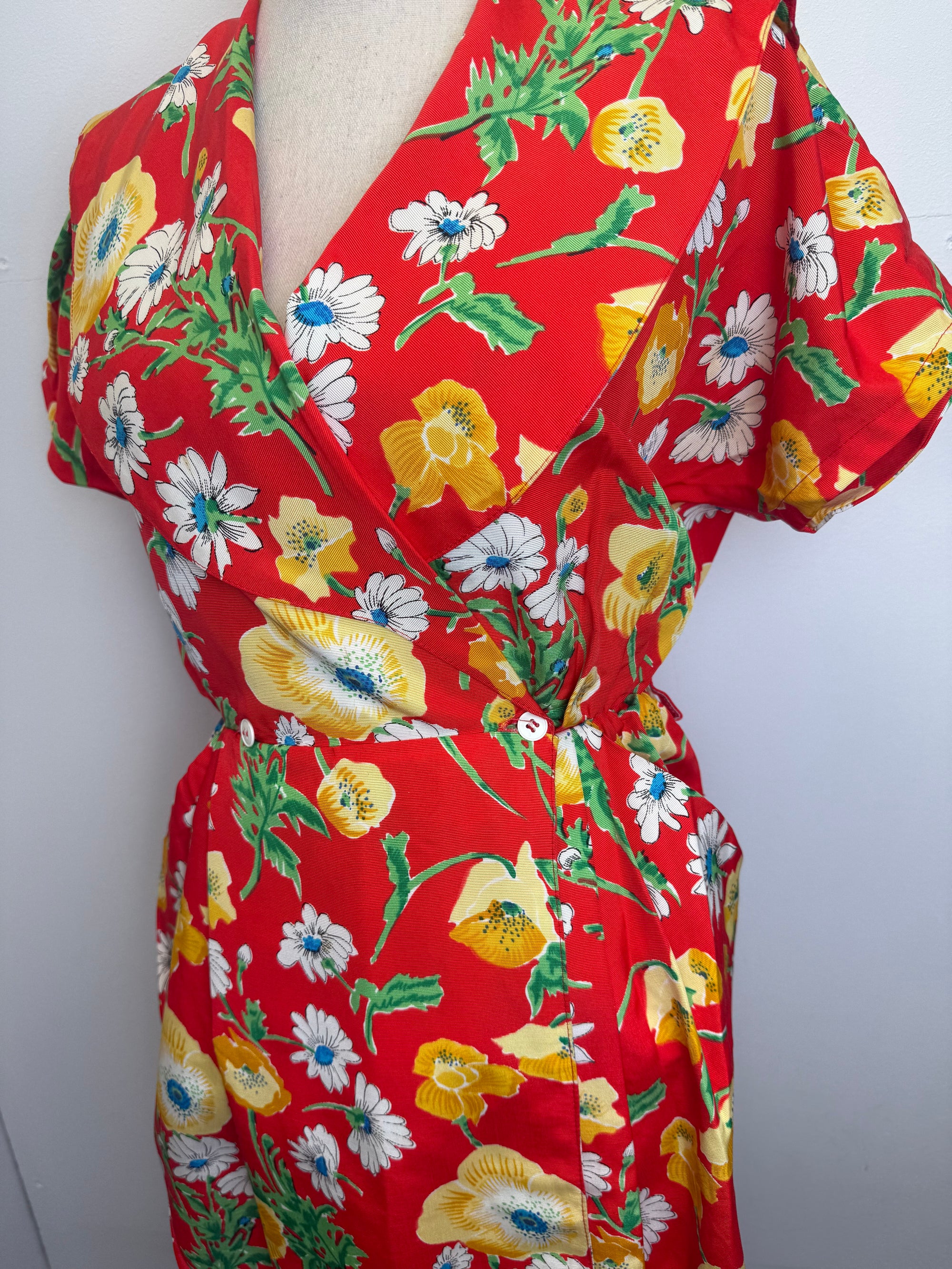 Robe portefeuille vintage à fleurs rouges - coupe flatteuse, style rétro - taille M / 38