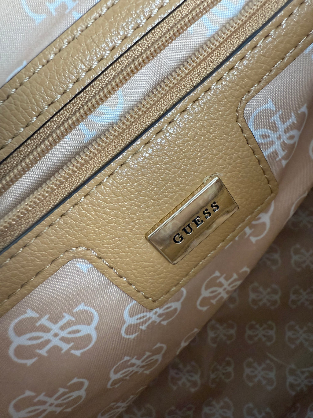 Sac à main Guess camel - Élégant et pratique