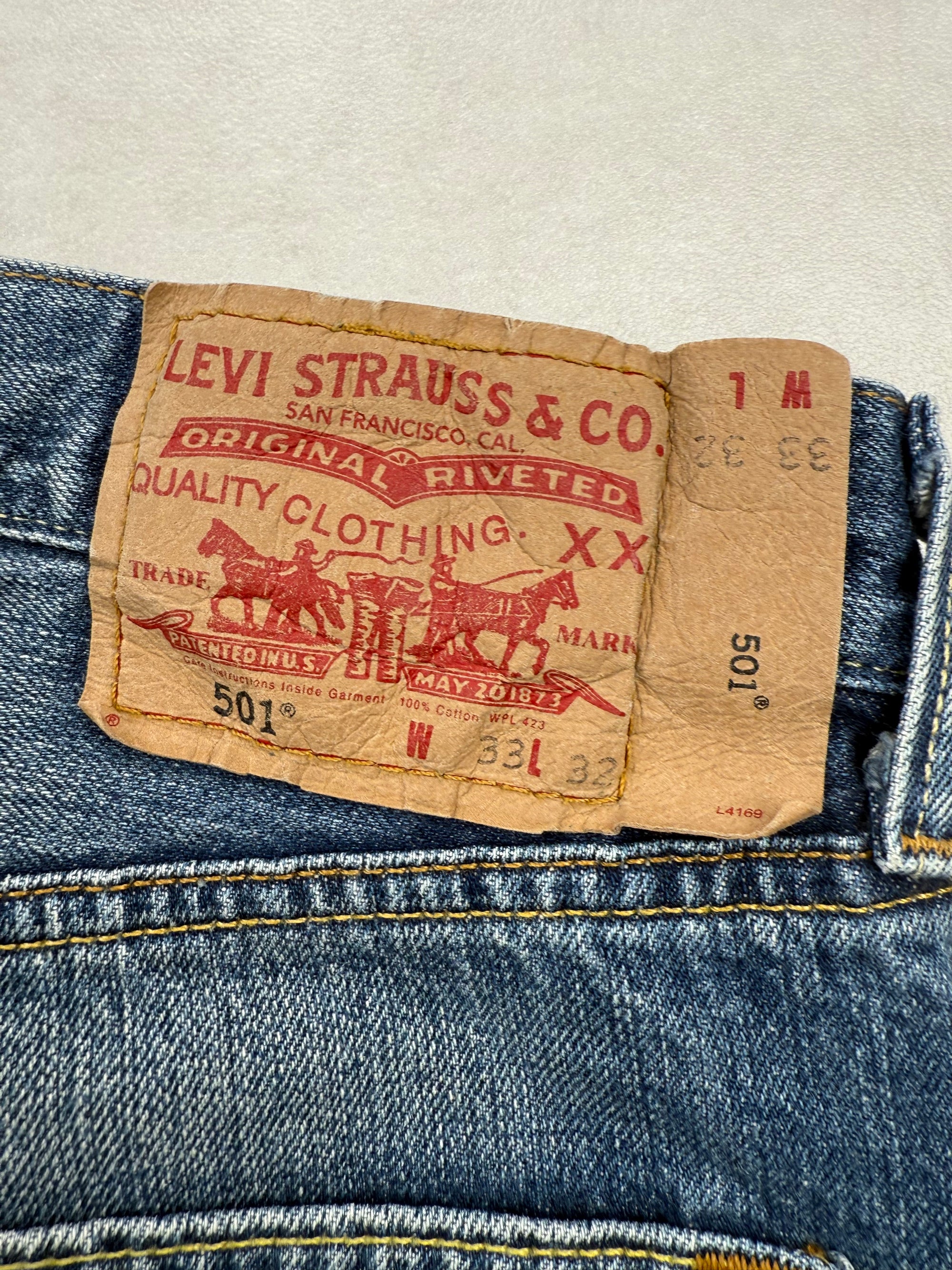 Jean Levi’s 501 coupe droite vintage troué sur l’avant - taille 42