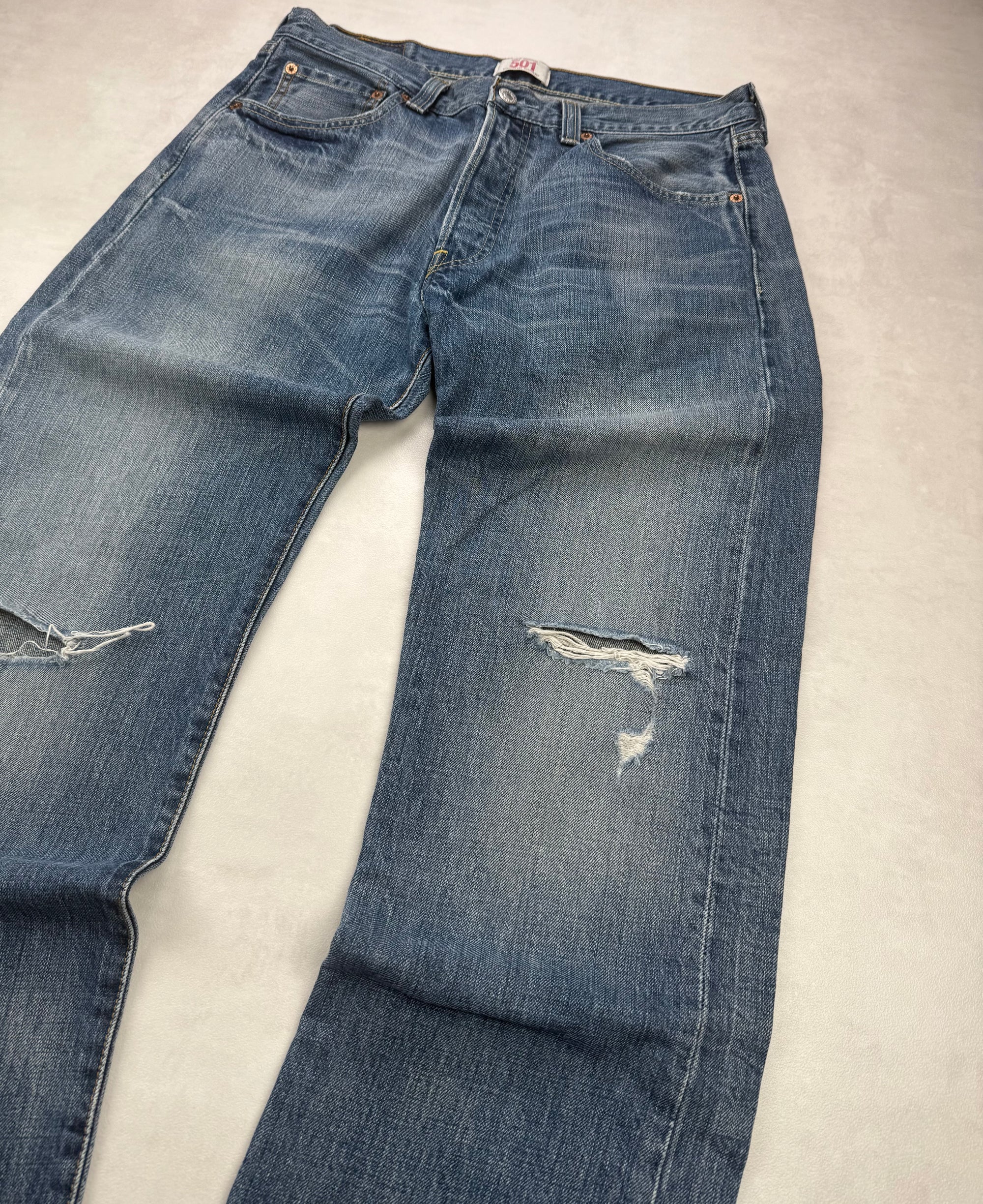 Jean Levi’s 501 coupe droite vintage troué sur l’avant - taille 42