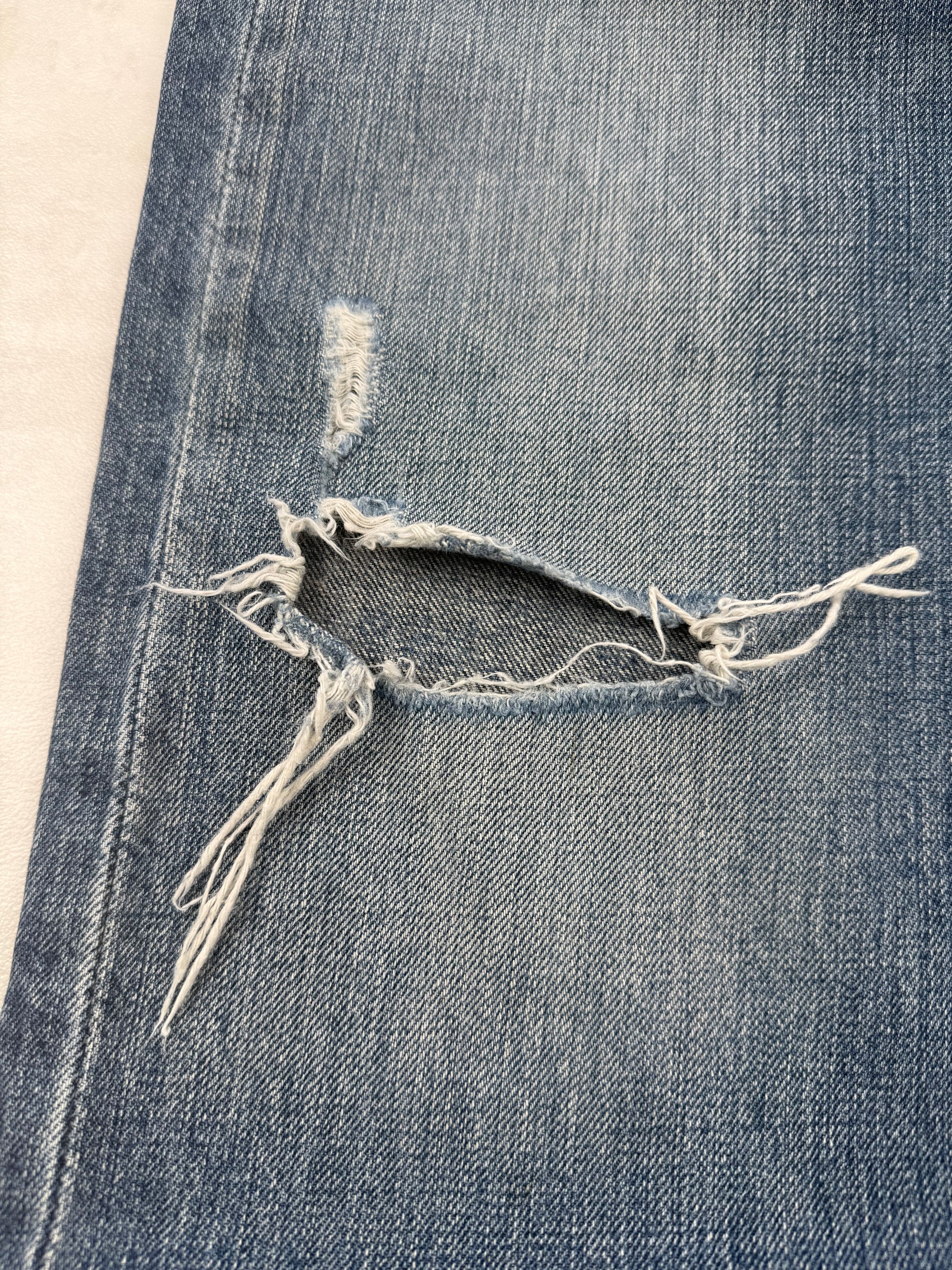 Jean Levi’s 501 coupe droite vintage troué sur l’avant - taille 42