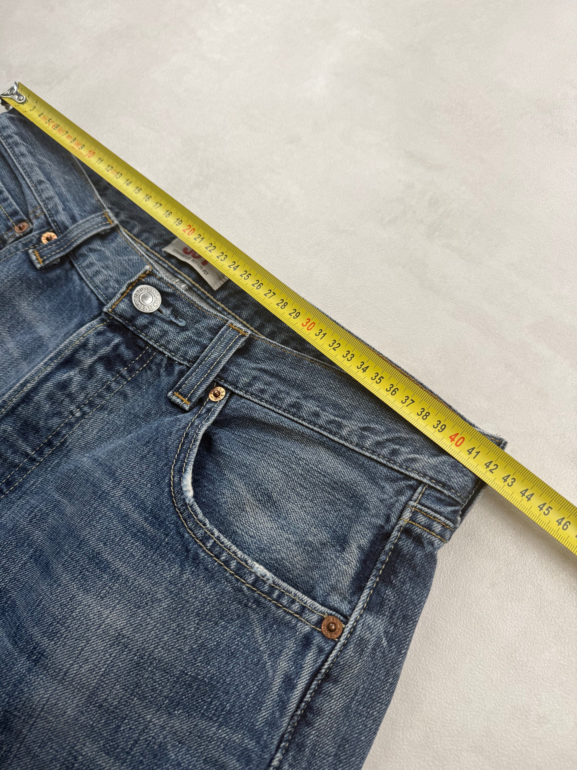 Jean Levi’s 501 coupe droite vintage troué sur l’avant - taille 42
